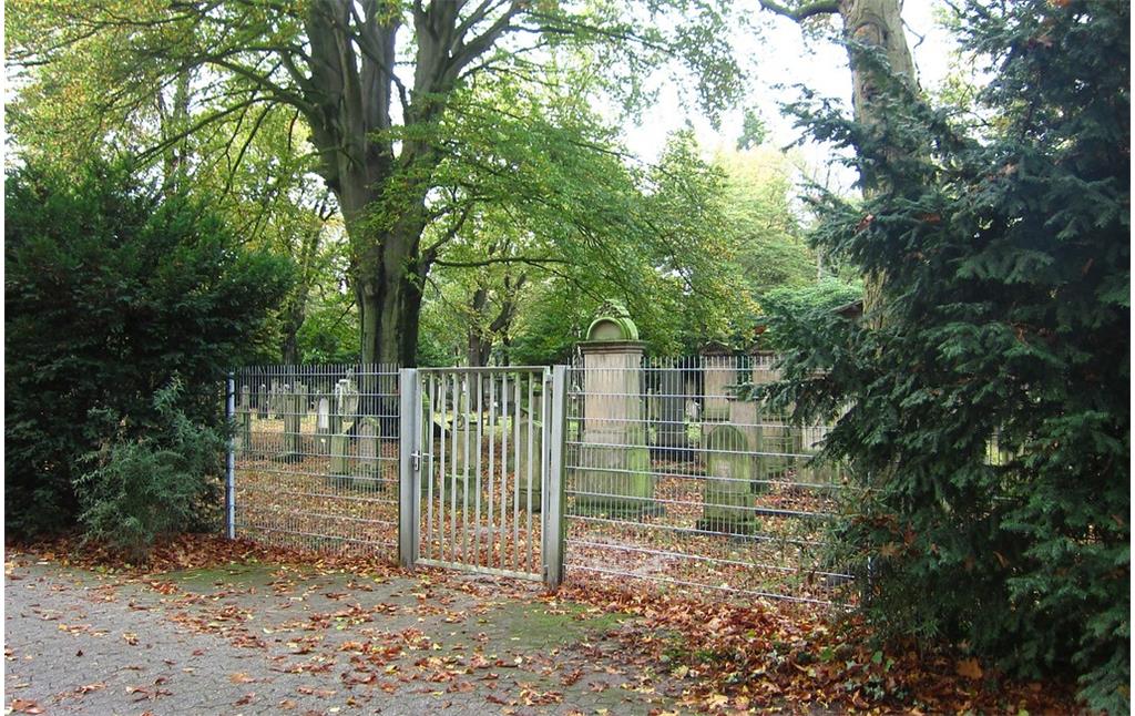 Eingangstor zum Alten Jüdischen Friedhof an der Heideckstraße in Krefeld. Im Hintergrund sind Grabmale zu sehen (2014).