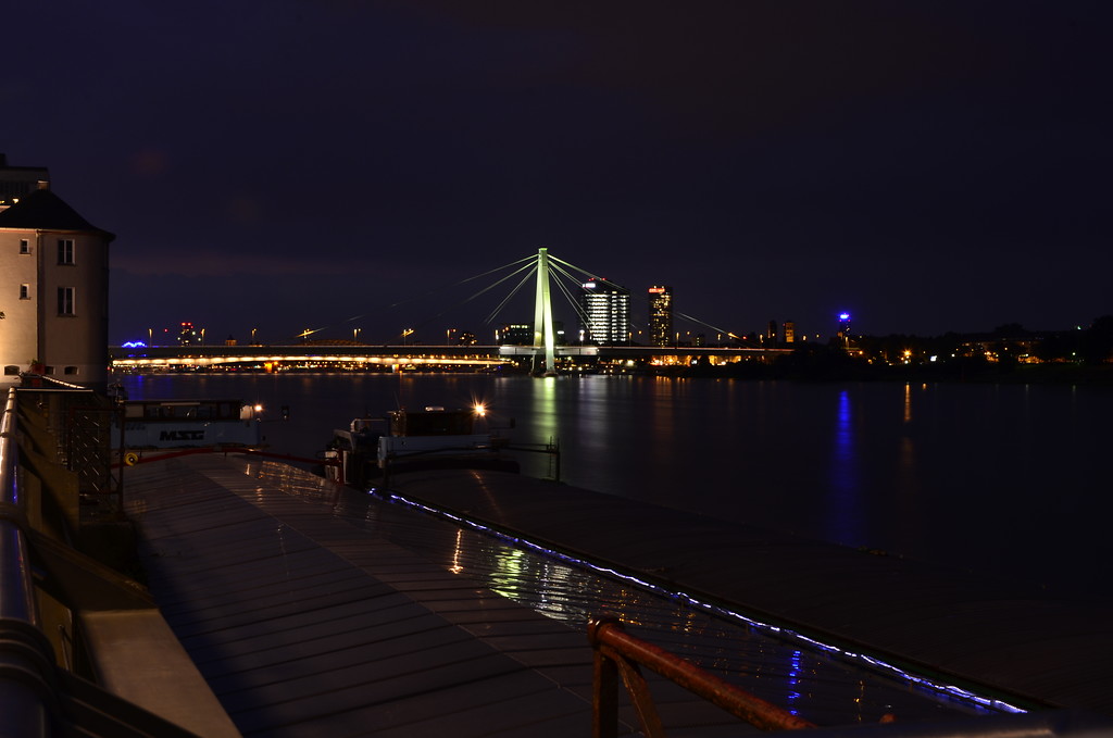 Die Severinsbrücke bei Nacht vom Ufer des Rheinauhafens aus fotografiert