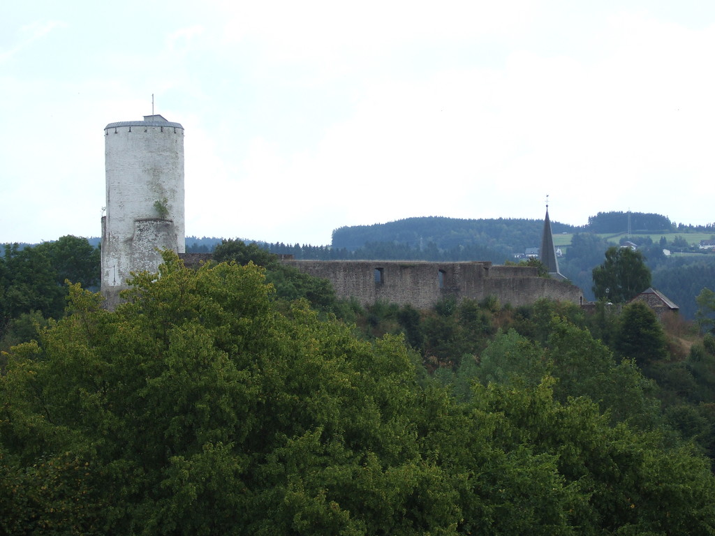 Blick auf die Burg Reifferscheid in Hellenthal von Westen (2013)