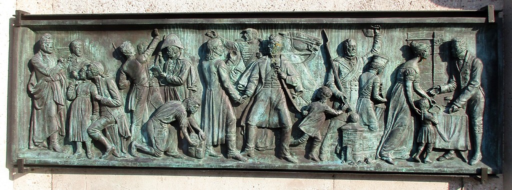 Bronzene Reliefplatte auf dem Sockel des Reiterstandbilds auf dem Kölner Heumarkt: Szenen aus den Befreiungskriegen (2018).