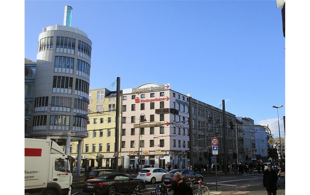 Blick von der Cäcilienstraße auf die Häuserzeile südlich des Kölner Neumarkts in Altstadt-Süd, u.a. mit dem Haubrichforum links und dem Bing-Haus rechts im Bild (2019).