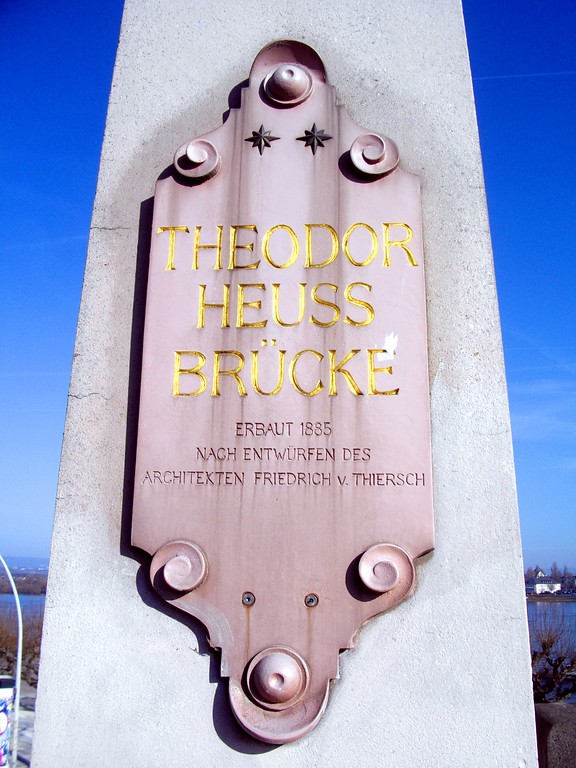 Hinweistafel an der Theodor-Heuss-Brücke Mainz-Wiesbaden (2015).