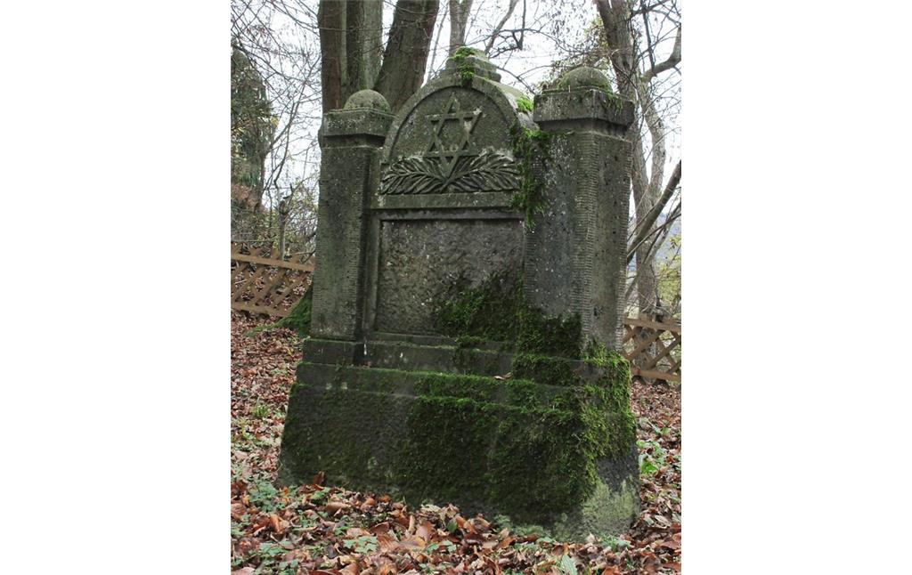 Einzelgrabstein auf dem neuen Judenfriedhof "am Kesselberg" in Bad Breisig-Niederbreisig (2015).
