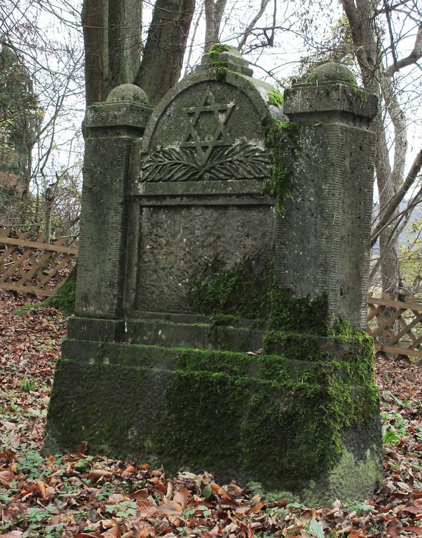 Einzelgrabstein auf dem neuen Judenfriedhof "am Kesselberg" in Bad Breisig-Niederbreisig (2015).