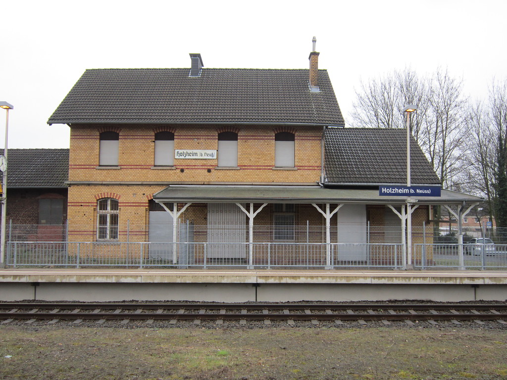 Das Empfangsgebäude des Bahnhofes Holzheim, von der Bahnseite aus gesehen; der ehemalige Hausbahnsteig ist mit einem Gitter abgesperrt (2012).