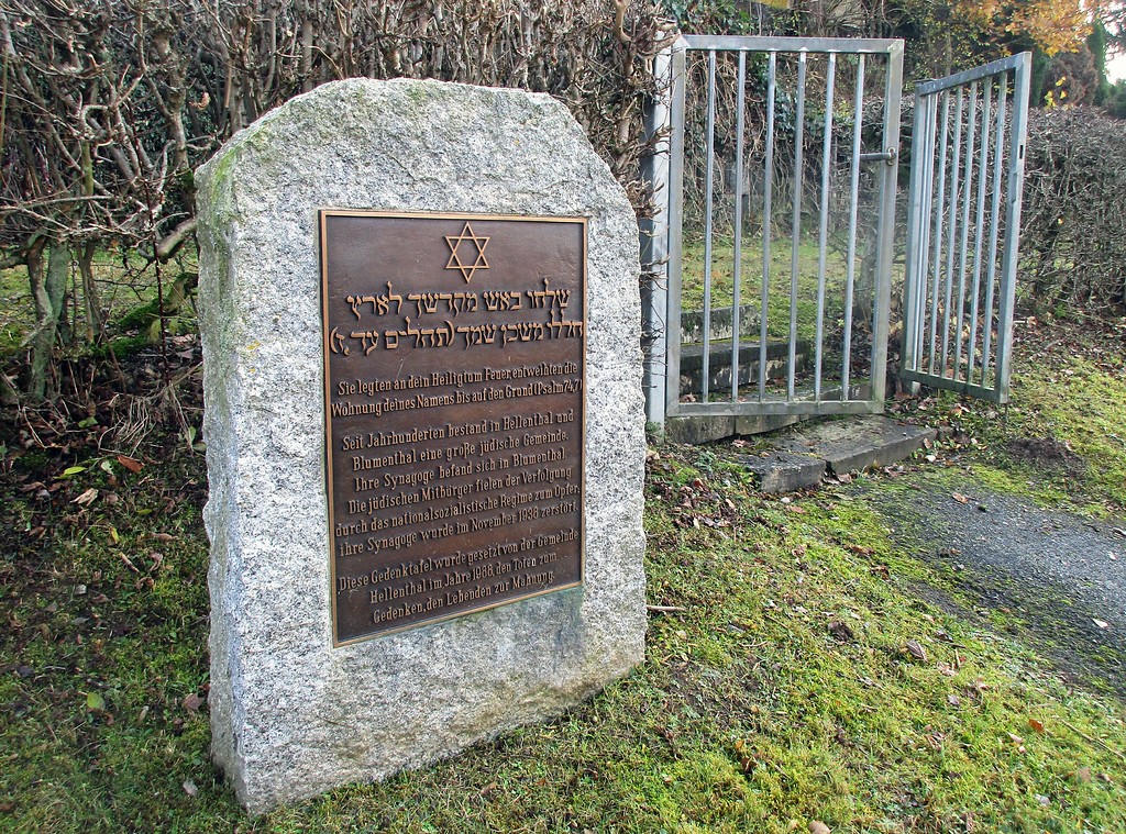 Jüdischer Friedhof am Zengelsberg in Hellenthal-Blumenthal: Gedenkstein und Eingangspforte (2016).