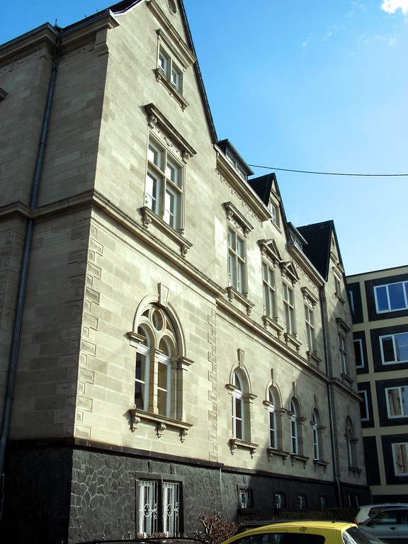 Das Gebäude des ehemaligen Landratsamts Mayen, heute Fachhochschule für öffentliche Verwaltung Rheinland-Pfalz (2013).