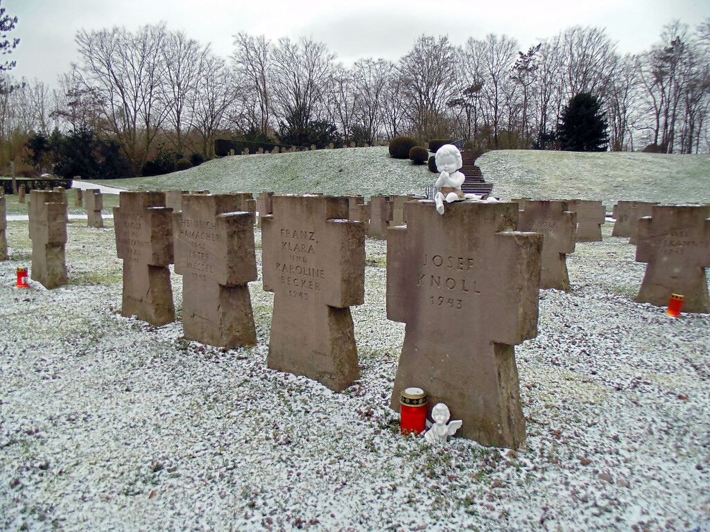 Einige der Gräber auf dem Gräberfeld für deutsche Kriegsopfer auf dem Westfriedhof in Köln-Vogelsang werden auch heute noch regelmäßig besucht (2021).