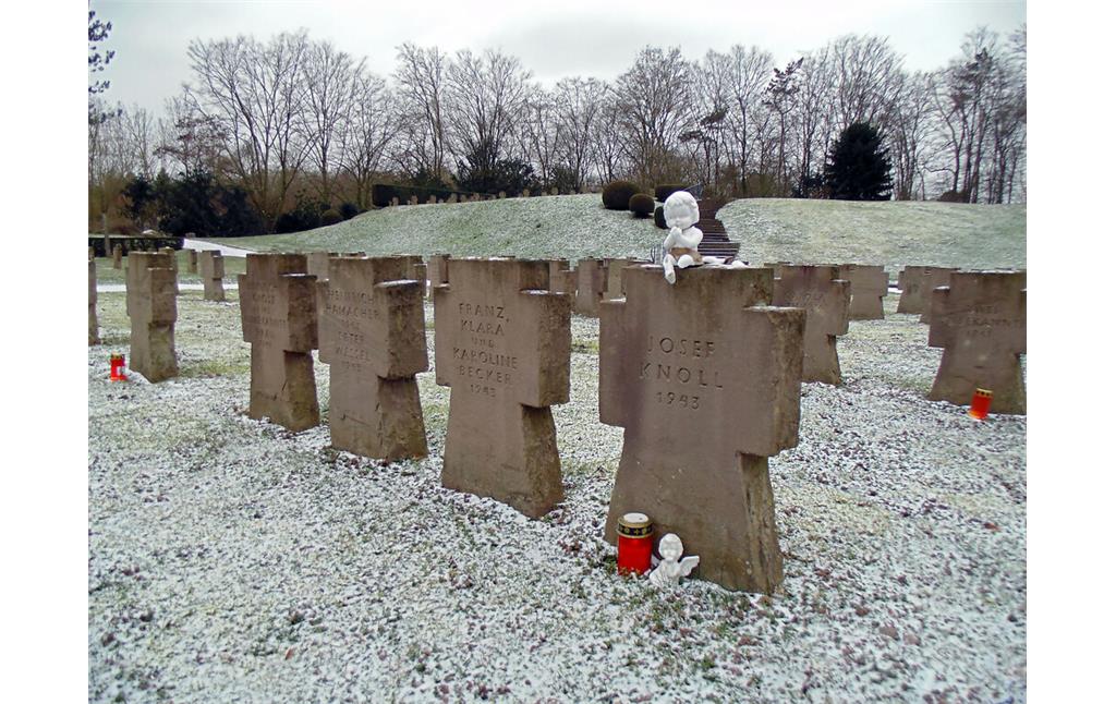 Einige der Gräber auf dem Gräberfeld für deutsche Kriegsopfer auf dem Westfriedhof in Köln-Vogelsang werden auch heute noch regelmäßig besucht (2021).