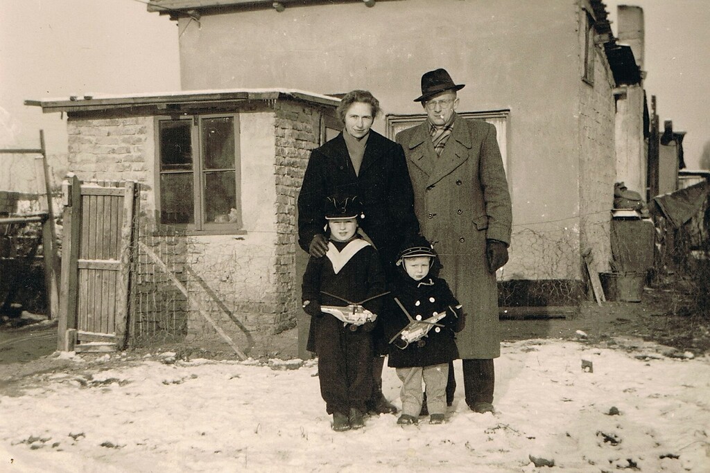 Historische Aufnahme aus den 1950ern: Die Familie Soujon vor dem selbst erbauten Haus am damaligen Fischerweg in Riehl (später Köln-Niehl).
