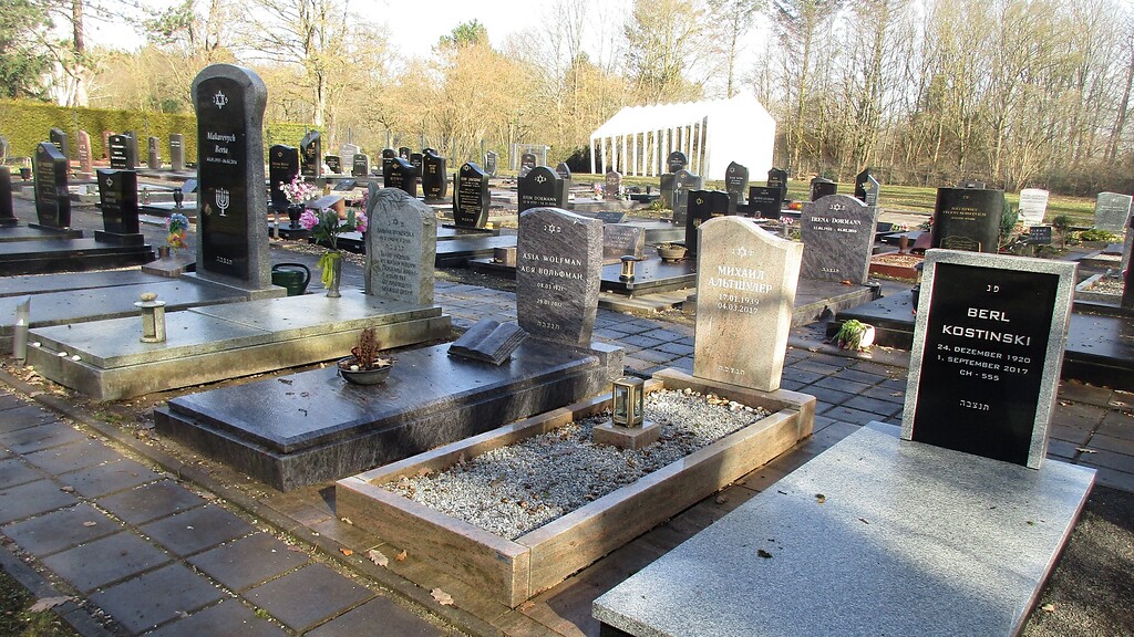 Blick über das Gräberfeld auf dem jüdischen Friedhof auf dem Waldfriedhof im Kottenforst, Bonn-Röttgen (2021).
