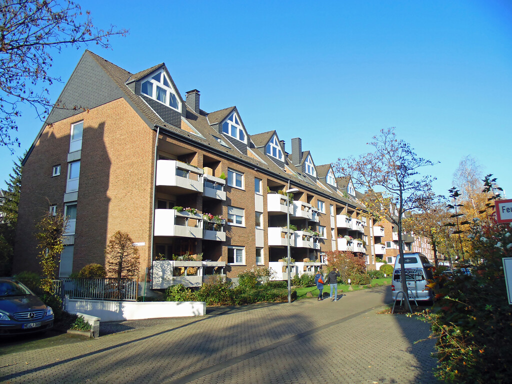 Köln-Lindenthal: Blick auf die Ernst-Wilhelm-Nay-Straße auf Teile der Wohnanlage, die auf dem Gelände des Lindenthaler Kessels erbaut worden ist (2020).