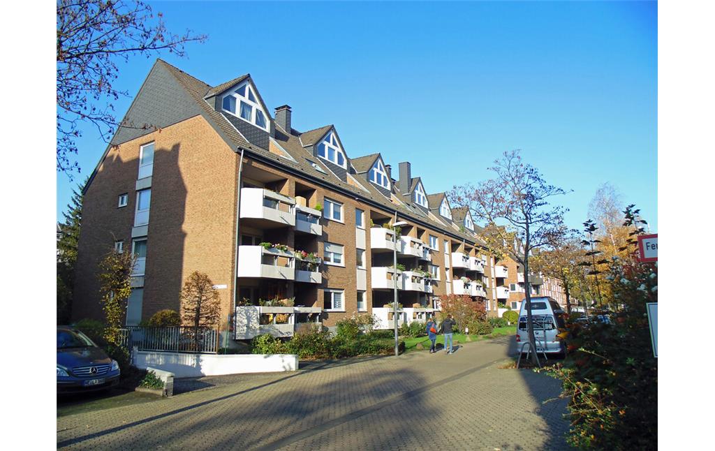 Köln-Lindenthal: Blick auf die Ernst-Wilhelm-Nay-Straße auf Teile der Wohnanlage, die auf dem Gelände des Lindenthaler Kessels erbaut worden ist (2020).