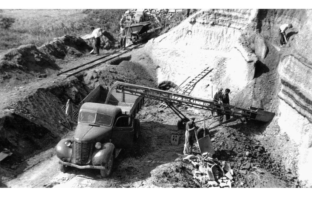 Bimsabbau in einer Grube der Firma Josef Schneider Söhne im Bereich der Miesenheimer Straße in Plaidt (1950er Jahre)