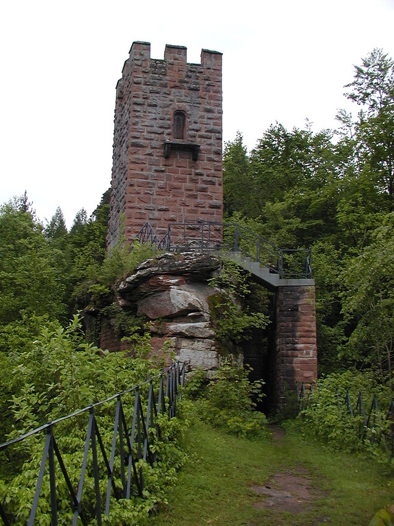 Burgruine Erfenstein bei Esthal: Bergfried auf dem Aufsatzfelsen (2003).