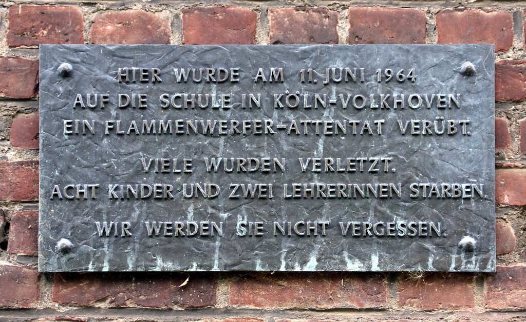 Gedenktafel für die Opfer des Attentats von Köln-Volkhoven an der Außenwand des ehemaligen Schulgebäudes (2010).