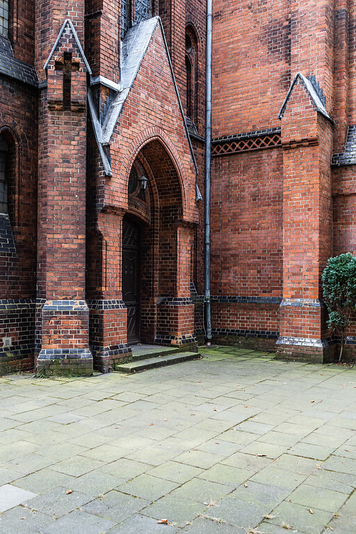 Eingang zur als KulturKirche genutzten evangelischen Lutherkirche in Köln-Nippes (2021)
