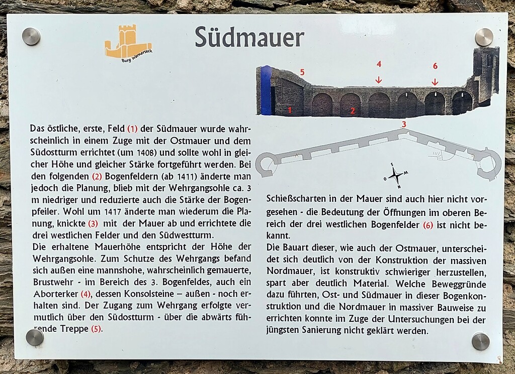 Informationstafel zur Südmauer der Burgruine Wernerseck bei Ochtendung (2021).