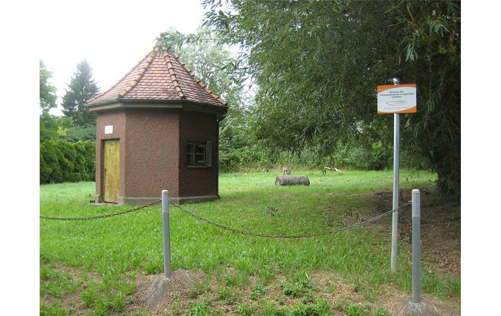 Steinhäuschen an der Trinkwassergewinnungsanlage Kindelbrunnen in Godramstein (2017)