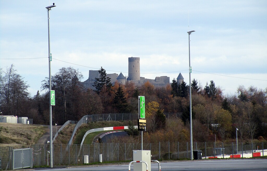 Die für die Rennstrecke namensgebende Nürburg, Ansicht vom Fahrerlager der Grand-Prix-Strecke des Nürburgrings (2020).