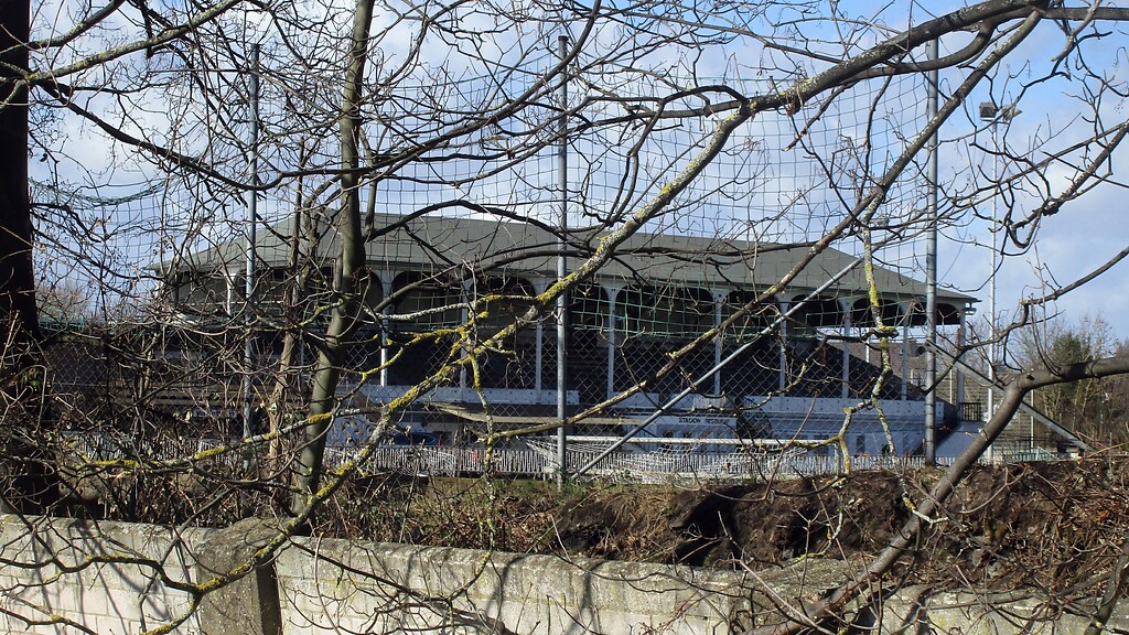 Blick auf die Westseite der Tribüne des 1921 eingeweihten Jugendstadions in Düren-Rölsdorf (2021).
