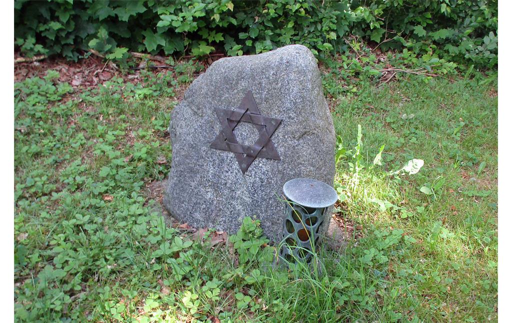 Gedenkstein mit metallenem Davidstern auf dem jüdischen Friedhof in Hürtgenwald-Gey (2017).