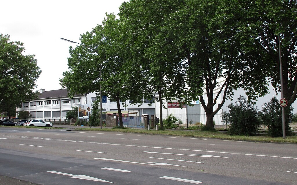 Gewerbe- und Industriegebiet an der Bremerhavener Straße in Köln-Niehl (2022). Ab um 1940 befand sich hier ein Werk der Firma Franz Papler Karosseriebau GmbH.