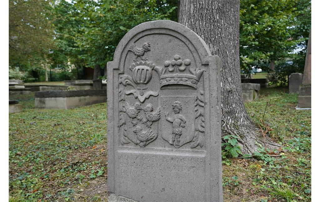 Grabstein mit Familienwappen auf dem Geusenfriedhof in Köln-Lindenthal (2021).