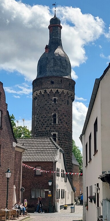 Blick von der Grünwaldstraße auf den 35 Meter hohen Juddeturm an der innerstädtischen Burgmauer in Dormagen-Zons (2022).