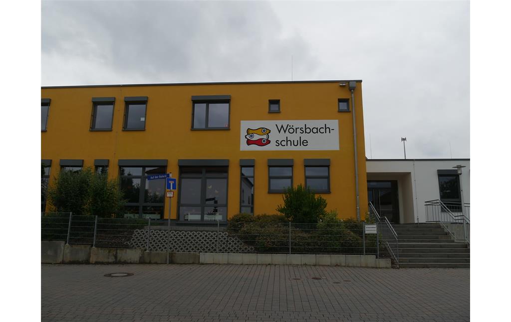 Frontansicht der Franz-Kade-Schule Wörsdorf (2017)