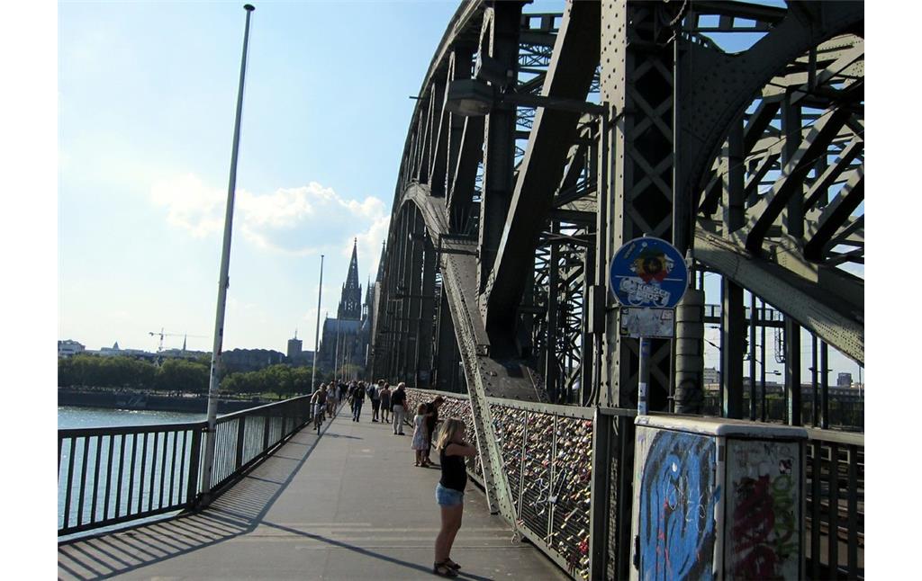 Hohenzollernbrücke, Blick in Richtung Altstadt Köln (2011)