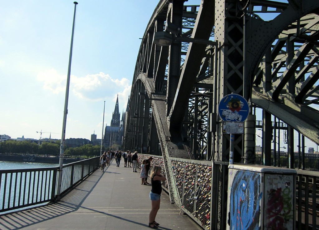 Hohenzollernbrücke, Blick in Richtung Altstadt Köln (2011)