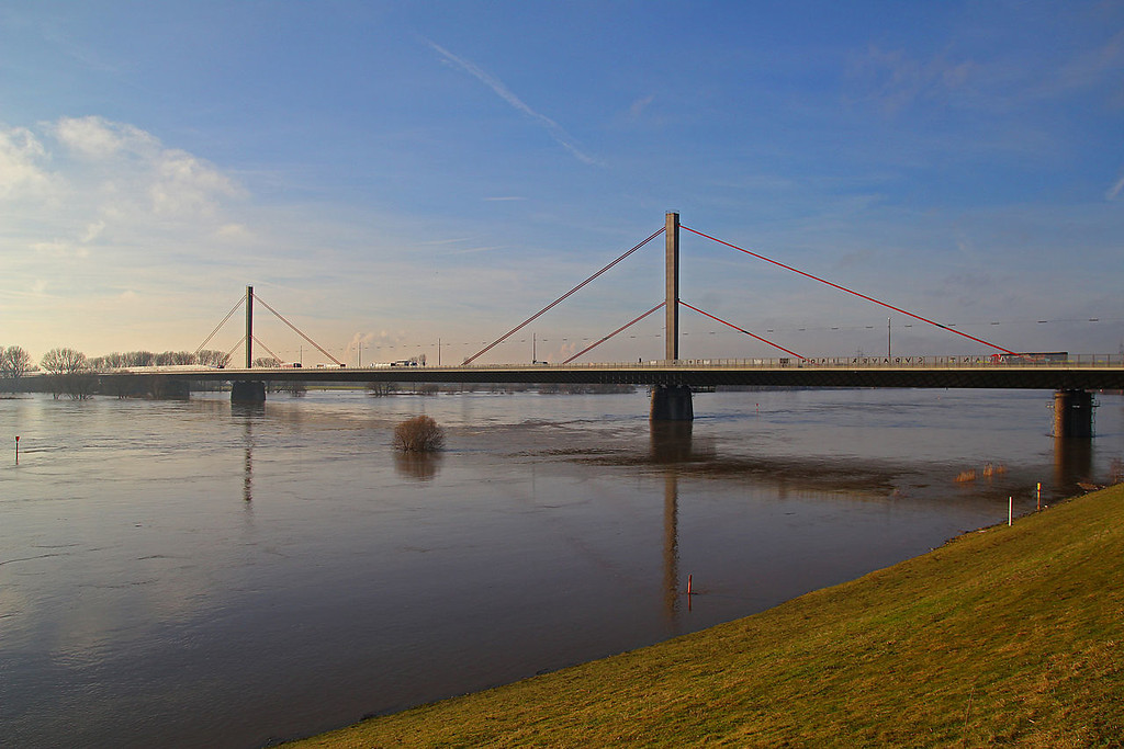 Die Rheinbrücke Leverkusen (Autobahnbrücke A 1) während eines Rheinhochwassers im Januar 2011.