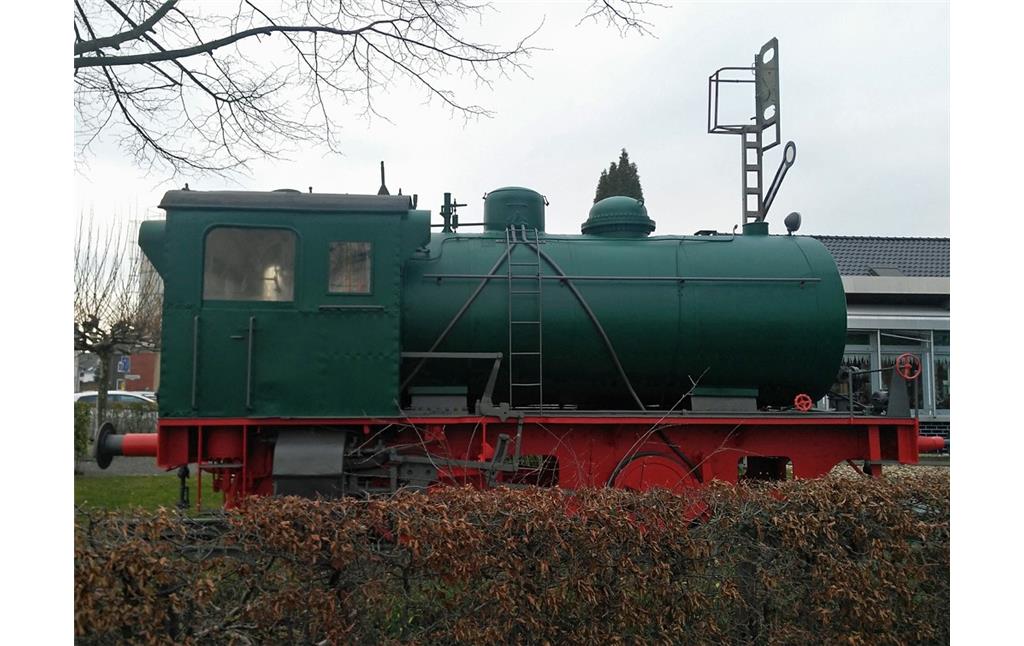 Dampfspeicherlokomotive Typ Henschel 28963 aus dem Baujahr 1947 auf dem Gelände des ehemaligen Kleinbahnhofs Ost in Elsdorf neben dem "Café Dampflok" (2018).