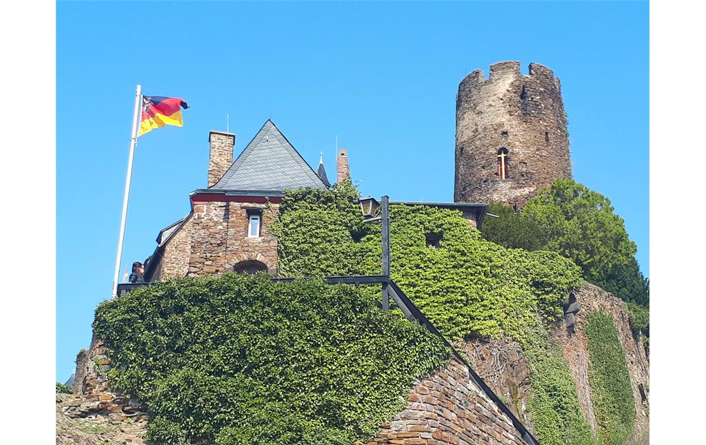 Blick von Süden auf Gebäudeteile der Burg Thurant bei Alken an der Mosel (2019)