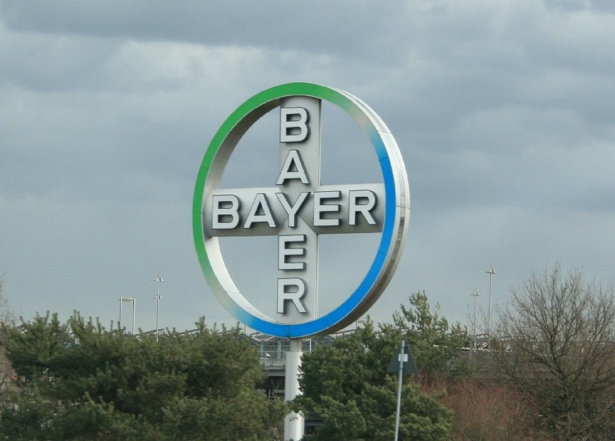 Das Bayer-Kreuz im Bereich der Anfahrt zum Flughafen Köln/Bonn über die Landstraße L 84 (2015).