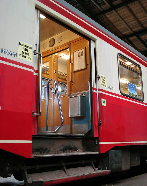 Einstiegsbereich des Doppeltriebwagens ET 57 im Rheinischen Industriebahnmuseum in Köln (2012).