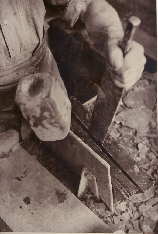 Das Spalten der Schieferplatten mit Holzhammer und Spalteisen (um 1920)