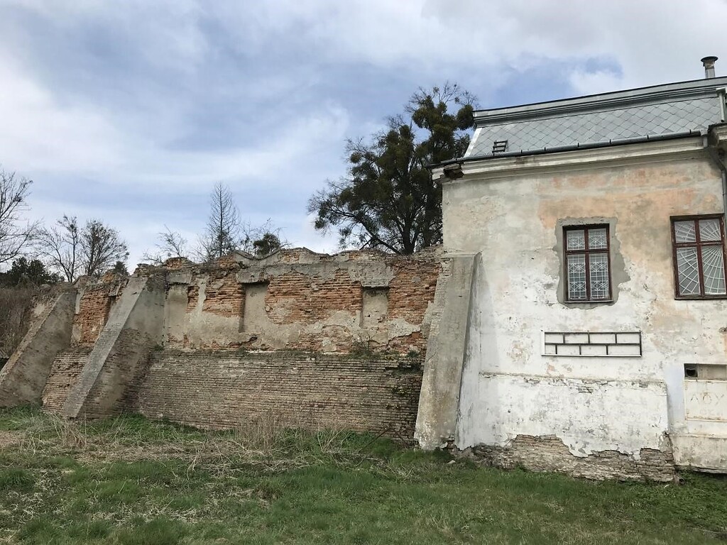 The south fence of Krystynopil Palace. The photo was taken on Apr. 18, 2021. The fence collapsed Apr. 23, 2021