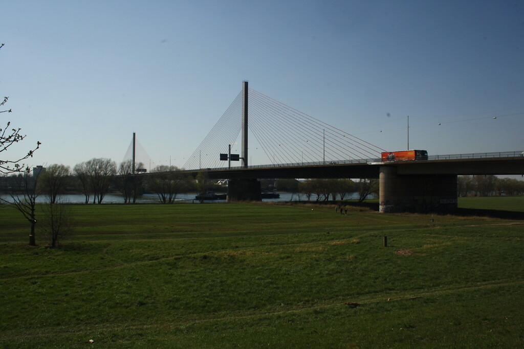 Ansicht der Friedrich-Ebert-Brücke vom Beueler Rheinufer (2020)