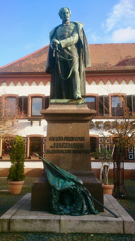 General-Hartmann-Denkmal auf dem Marktplatz in Maikammer (2017)