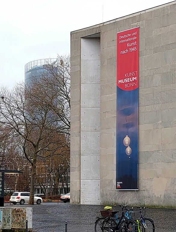 Teil der nordöstlichen Fassade des Kunstmuseums Bonn, links dahinter das 162,5 Meter hohe Gebäude des Post Towers (2021).