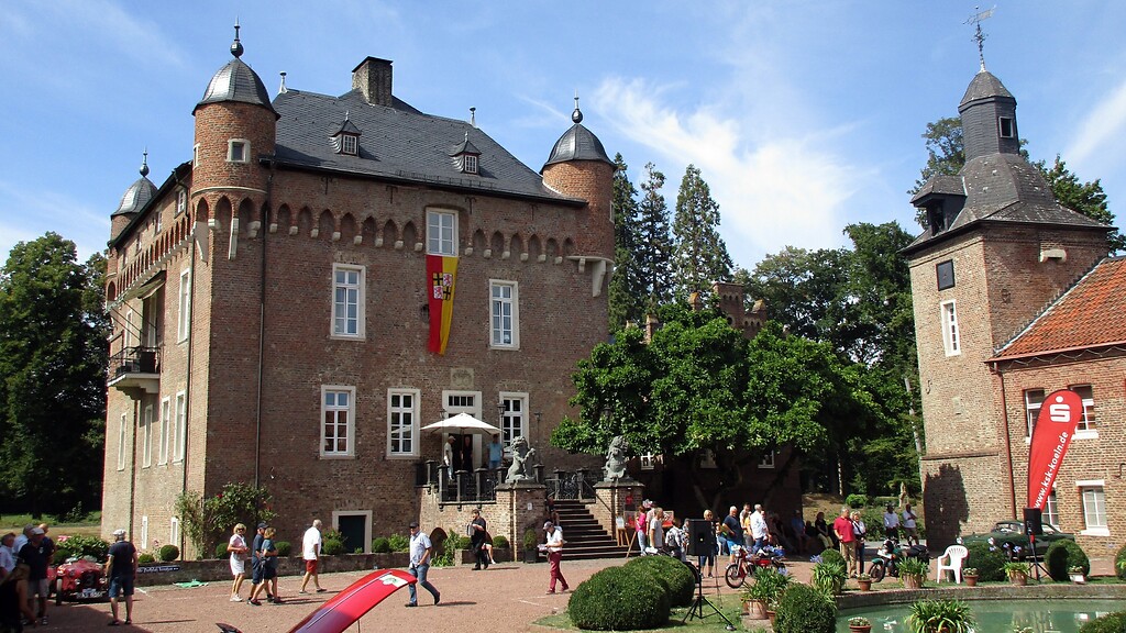Das zentrale Haupthaus und die Vorburg von Schloss Loersfeld in Kerpen (2022).