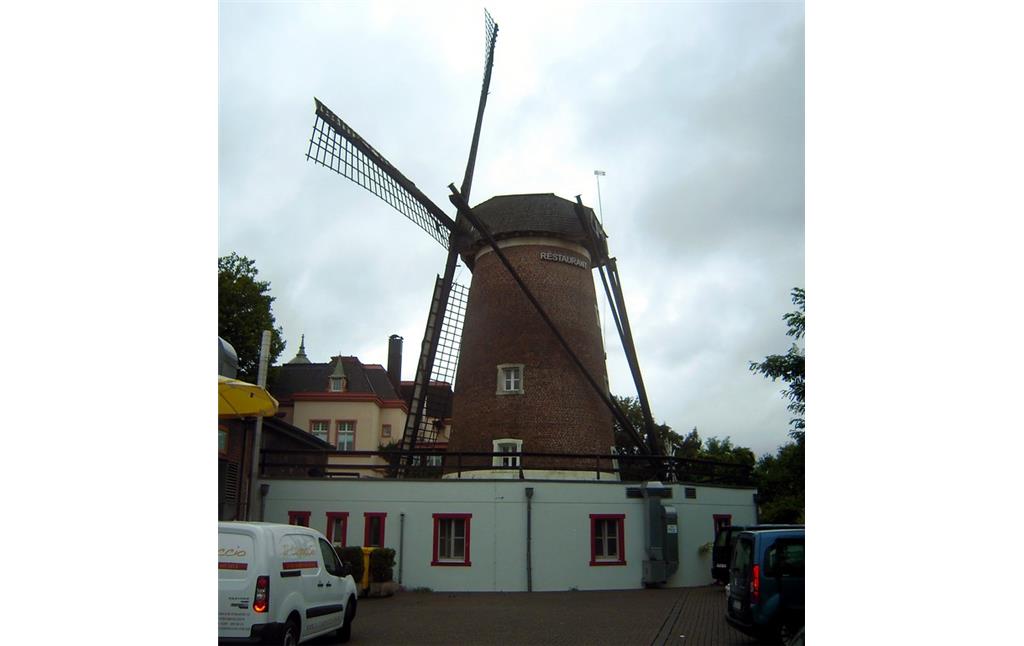 Die Baumeister Windmühle in Oberhausen-Buschhausen von der Hofseite aus gesehen (2016).