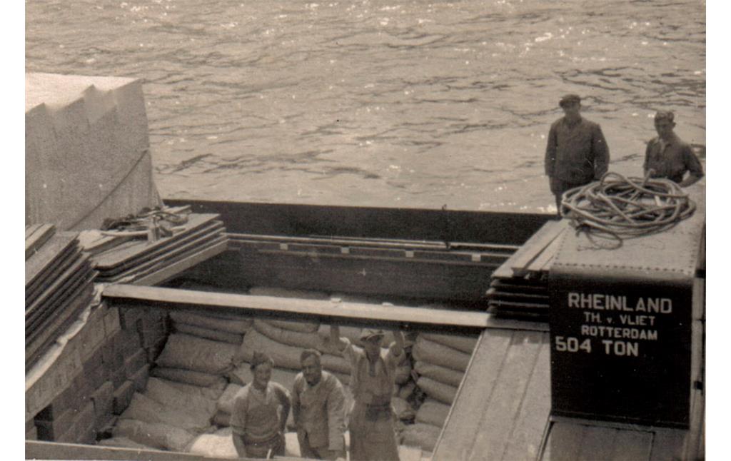 Mit Rheinschiffen werden die Säcke mit Schiefermehl auch in andere Länder verfrachtet (1940er Jahre)