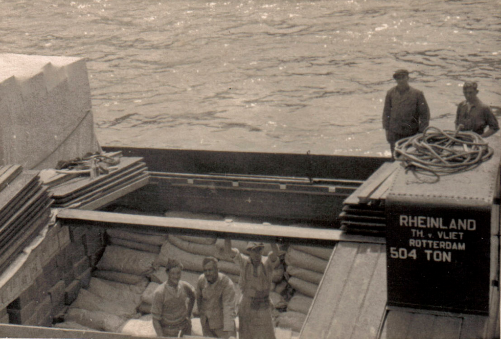 Mit Rheinschiffen werden die Säcke mit Schiefermehl auch in andere Länder verfrachtet (1940er Jahre)