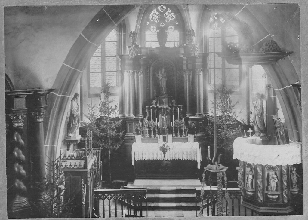Gotischer Chor der Wallfahrtskirche Maria Geburt in Berglicht (etwa 1910)