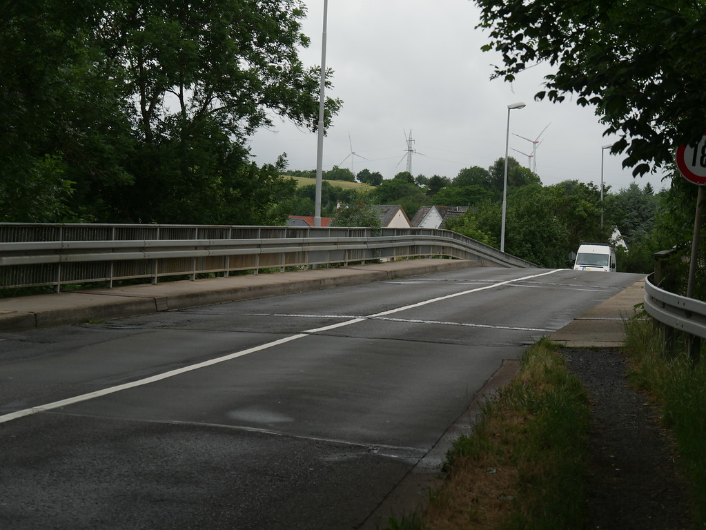Östliche Auffahrt der Straßenbrücke bei Limburg-Staffel (2017)