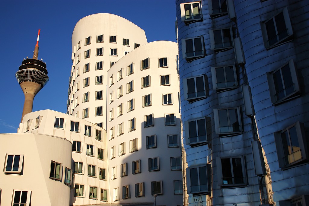 Gebäude im Bereich des Medienhafens Düsseldorf, links im Hintergrund der Rheinturm (2010)