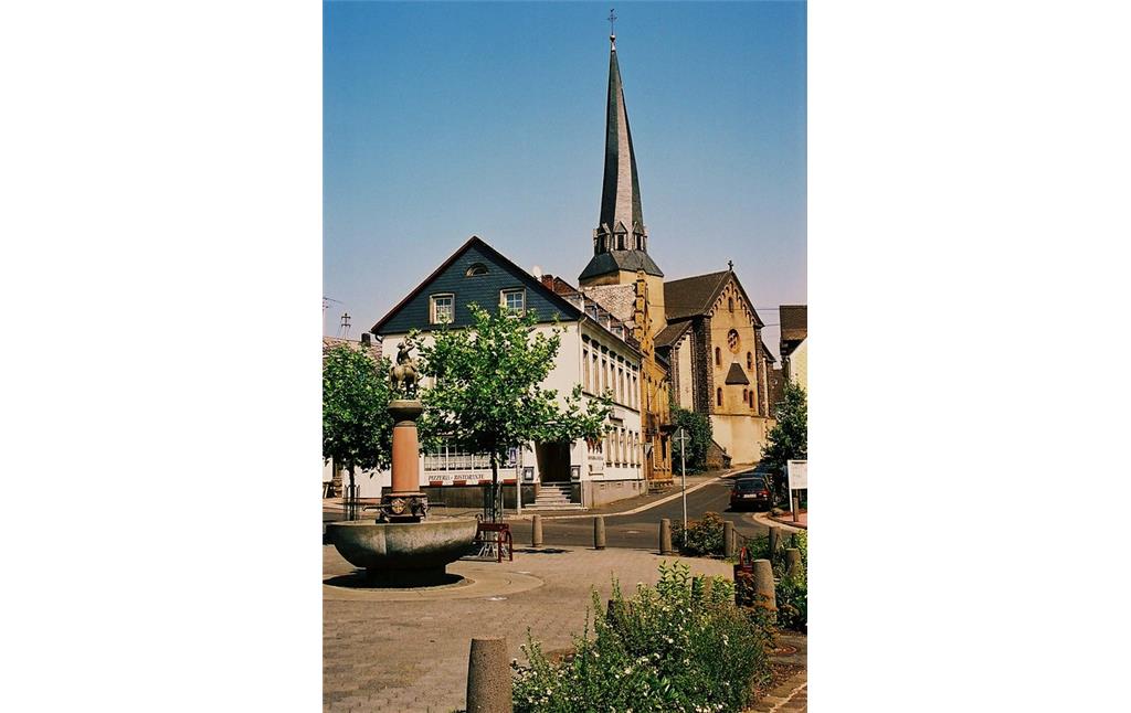 Postplatz mit Postbrunnen und die Pfarrkirche St. Pankratius in Kaisersesch (2003).